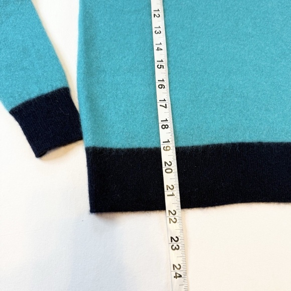 Saks Fifth Avenue Size XS Teal Contrast Navy Cashmere Sweater Worn on TV $250 - Picture 2 of 8